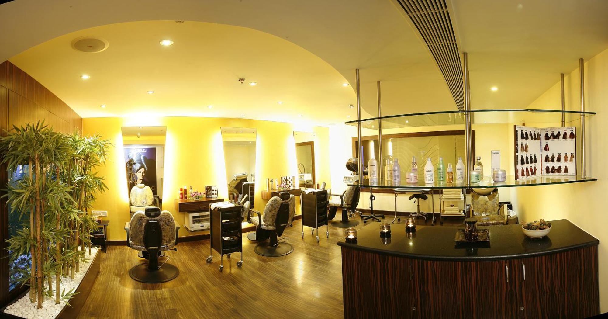 Grand Chennai By Grt Hotels Exteriér fotografie The interior of a salon